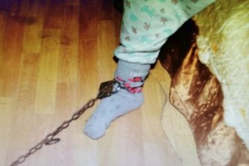 O fetiță din Oltenia era ținută captivă de bunica sa, legată cu un lanț de piciorul patului. Femeia a primit arest la domiciliu