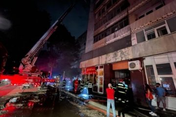 Poliţia Capitalei şi Parchetul fac cercetări în legătură cu incendiul de la blocul de pe Strada Baciului. 112 persoane s-au autoevacuat şi 11 au fost evacuate