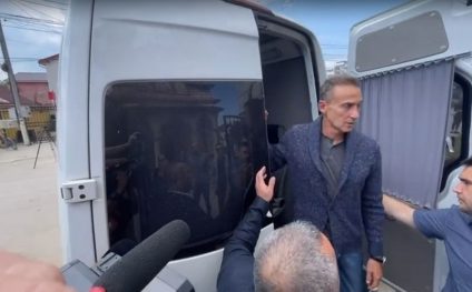 VIDEO Radu și Alexandru Mazăre au părăsit închisoarea sub escortă pentru a merge la înmormântarea mamei lor