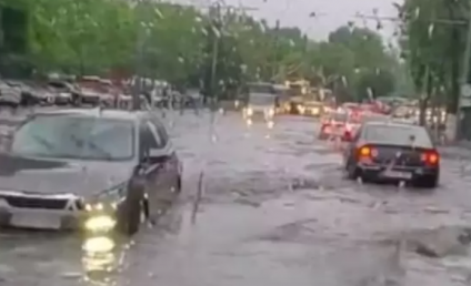 Inundații în Capitală. Mai multe linii de autobuze au fost deviate