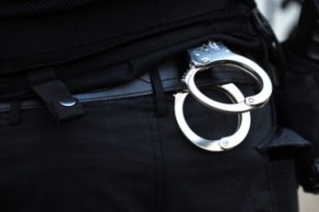 Un ofițer de poliție a fost reținut și un altul inculpat, în dosarul de scurgere de informații de la Brașov