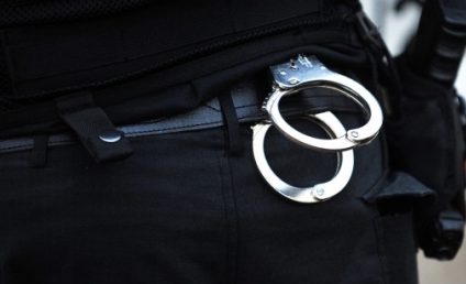 Un ofițer de poliție a fost reținut și un altul inculpat, în dosarul de scurgere de informații de la Brașov