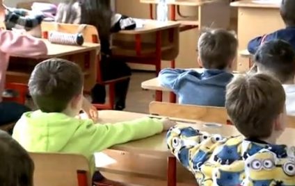 Peste 2000 de copii refugiați din Ucraina sunt repartizați în școli din România, aproape 3000 au depus cereri
