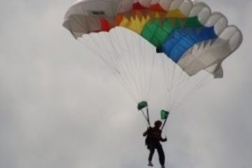 Un parașutist este grav rănit după ce ar fi căzut în gol, pe Aeroclubul Târgu Mureş