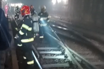 UPDATE Fum la metrou. Defecțiune tehnică la un tren care pleca din stația Piața Romană. Sindicaliștii susțin că trenurile de tip CAF au o „vulnerabilitate”