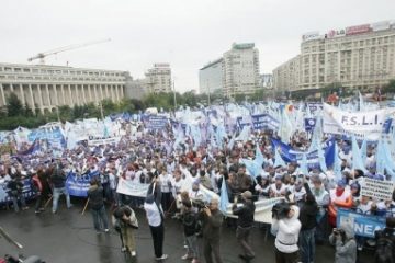 Profesorii cer salarii mai mari. Trei federații din învățământ protestează miercuri în fața Palatului Victoria