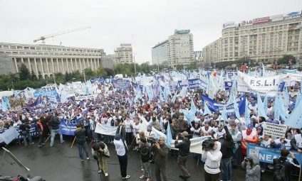 Profesorii cer salarii mai mari. Trei federații din învățământ protestează miercuri în fața Palatului Victoria