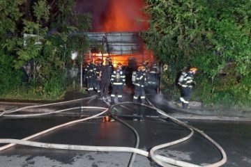 VIDEO Incendiu puternic în cartierul Militari din Capitală, la un service auto. Un angajat a fost rănit