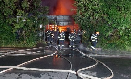 VIDEO Incendiu puternic în cartierul Militari din Capitală, la un service auto. Un angajat a fost rănit