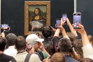 Celebra pictură „Mona Lisa”, murdărită cu tort de un turist