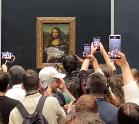 celebra-pictura-„mona-lisa”,-murdarita-cu-tort-de-un-turist