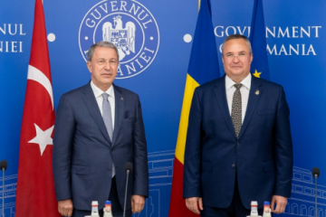 Premierul Ciucă a discutat cu ministrul turc al Apărării despre securitatea regională şi cea la Marea Neagră