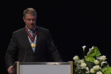 Klaus Iohannis, distins cu Premiul Carol al IV-lea în Germania. Este o recunoaștere a meritelor sale în ceea ce privește înțelegerea și cooperarea dintre popoarele și țările Europei Centrale