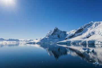 În zăpada din Antarctica au fost descoperite pentru prima oară microplastice