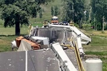 Podul de la Luțca, Neamț, s-a rupt la șapte luni de la inaugurare! Două mașini se aflau în tranzit. Unul dintre șoferi este rănit