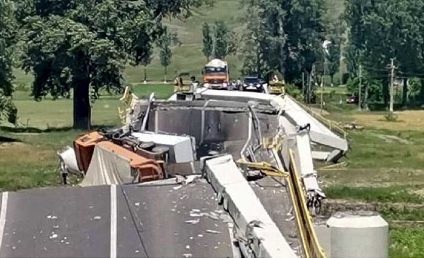 Podul de la Luțca, Neamț, s-a rupt la șapte luni de la inaugurare! Două mașini se aflau în tranzit. Unul dintre șoferi este rănit