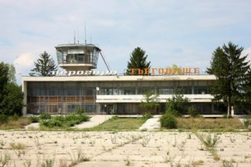 VIDEO Avionul fantomă din Lituania, descoperit în Bulgaria, sub o prelată. Primele imagini din Tărgoviște cu avionul. În continuare, nu sunt informații despre persoanele care erau la bord