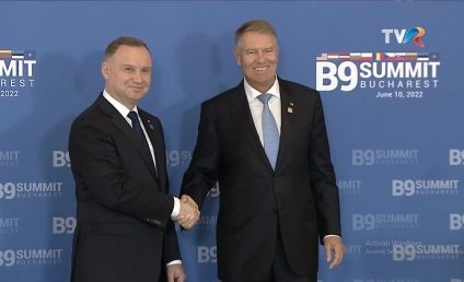 K. Iohannis: Urmărim o prezență NATO pe Flancul Estic unitară și robustă, în special la M. Neagră. A. Duda: Vrem ca grupurile de luptă să fie ridicate la nivel de brigadă, astfel încât numărul trupelor trimise să fie mult mai mare