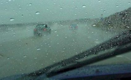 Circulaţie în condiţii de ploaie torenţială pe A2 Bucureşti – Constanţa. Risc de acvaplanare