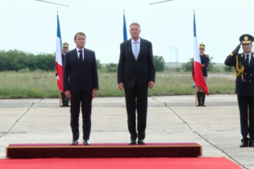 Preşedinţii Emmanuel Macron şi Klaus Iohannis, la Baza ‘Mihail Kogălniceanu’.  Macron: Dorim ca dosarul de aderare a României la Schengen să progreseze