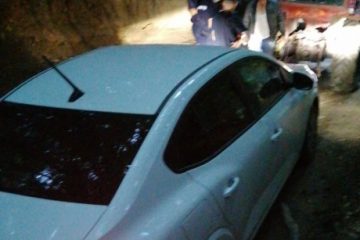 Mașina unei familii de ucraineni a rămas împotmolită pe un drum forestier din Argeș. Jandarmii au intervenit pentru a o debloca
