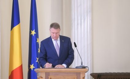 Legea prin care persoanele condamnate definitiv la închisoare nu vor mai putea candida la funcţia de preşedinte al României a fost promulgată