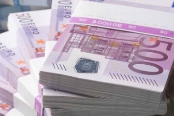 Moneda euro a coborât la cel mai scăzut nivel din 2002 față de dolar, ajungând la un curs de 1,03 dolari