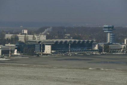 Peste 950 de zboruri au înregistrat întârzieri mai mari de o jumătate de oră, în ultima săptămână, pe Aeroportul Internațional Henri Coandă. Mai bine de 50 de zboruri au fost anulate