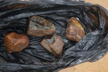 Chihlimbar brut descoperit în borseta unui ucrainean, confiscat de poliţiştii de frontieră de la Siret