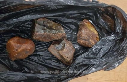 Chihlimbar brut descoperit în borseta unui ucrainean, confiscat de poliţiştii de frontieră de la Siret