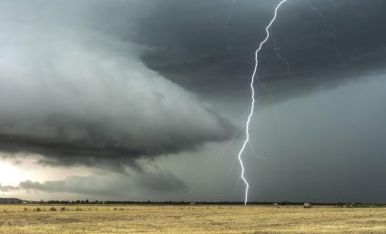 Furtuni în mai multe zone din țară. Meteorologii au emis avertizări