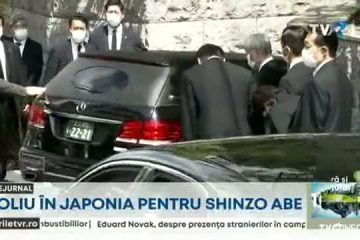 Japonezii îi aduc ultimul omagiu fostului premier, Shinzo Abe, asasinat vineri, la un miting electoral. Locul atacului a fost acoperit cu flori