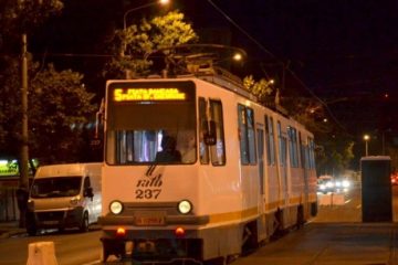 București: Linia tramvaiului 5, blocată zeci de minute, după ce un șofer a parcat pe șine