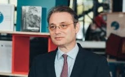 Luca Niculescu, rechemat din calitatea de ambasador în Franţa, Andorra şi Monaco. ” O etapă se apropie de sfârşit, o alta se pregăteşte să înceapă; şi va fi tot pentru România”