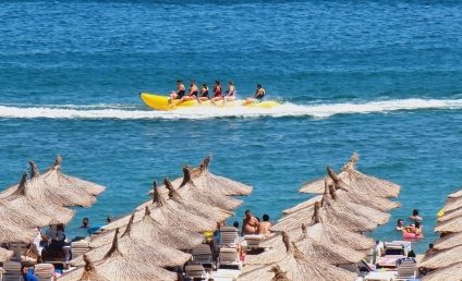 România a atras de patru ori mai mulţi turişti străini în luna mai. Reacția ministrului Turismului, când a auzit că se cer bani pentru un cearșaf pe plajă