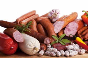 Medicii francezi confirmă existenţa unei legături între riscul de cancer colorectal și expunerea la nitraţi şi nitriţi, prezenți în carnea procesată. Cantitatea maximă de mezeluri recomandată: 150 de grame pe săptămână