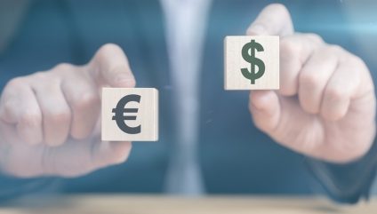 Euro valorează mai puțin de un dolar, pentru prima dată după 2002. Un euro mai slab face ca bunurile importate să devină mai scumpe, ceea ce alimentează inflaţia