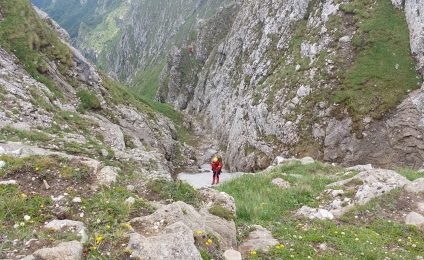 Trupul turistului decedat după ce a fost lovit de trăsnet în Munții Bucegi, coborât de salvamontiști după o acțiune de peste 10 ore