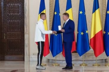 David Popovici și antrenorul său, Adrian Rădulescu, au fost decorați de președintele Klaus Iohannis