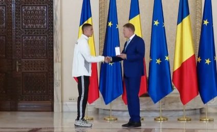 David Popovici și antrenorul său, Adrian Rădulescu, au fost decorați de președintele Klaus Iohannis