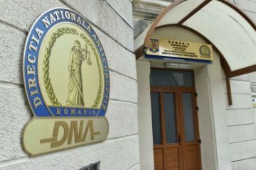 DNA: Bărbat arestat după ce ar promis că poate influenţa procurori şi judecători pentru soluţii favorabile în dosare