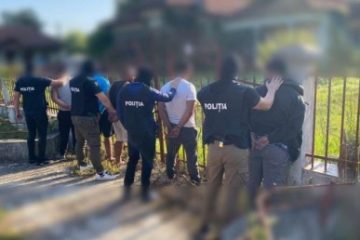 Argeş: Cinci suspecţi de furturi din societăţi comerciale, blocaţi în trafic şi imobilizaţi de poliţişti