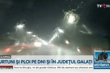 După caniculă a venit vijelia: Furtuni și ploi pe DN1, copaci căzuți pe carosabil în Galați, acoperiș smuls în Ocna Mureș