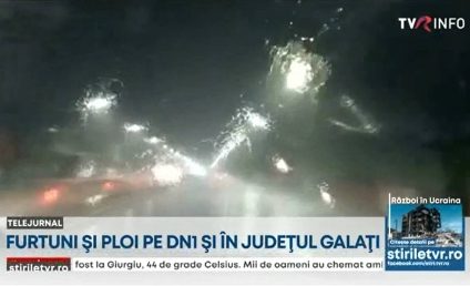 După caniculă a venit vijelia: Furtuni și ploi pe DN1, copaci căzuți pe carosabil în Galați, acoperiș smuls în Ocna Mureș