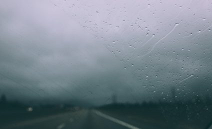 Infotrafic: Plouă torenţial pe autostrada A2, în localitatea Borcea. Pericol de acvaplanare, avertizează polițiștiii