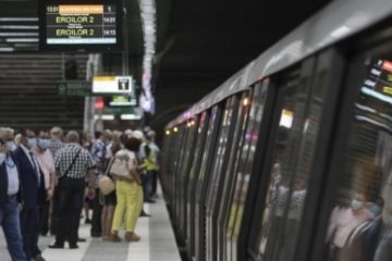 București | Patru femei, tâlhărite de un bărbat la metrou; acesta le-a smuls lănţişoarele şi cerceii în timp ce trenul staţiona