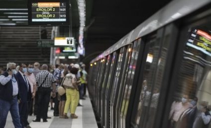 București | Patru femei, tâlhărite de un bărbat la metrou; acesta le-a smuls lănţişoarele şi cerceii în timp ce trenul staţiona