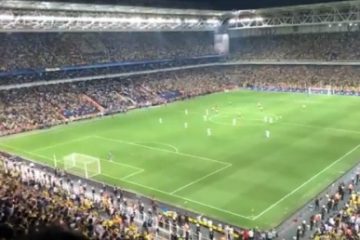 Suporterii turci au scandat numele lui Vladimir Putin la meciul de fotbal pierdut de Fenerbahce cu Dinamo Kiev. UEFA a deschis o anchetă