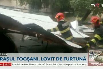Furtună puternică în Focșani, vineri seară: acoperișuri smulse, mașini avariate, subsoluri inundate