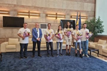 Patru premii pentru lotul României la Olimpiada de Informatică a Europei Centrale și locul I pe echipe